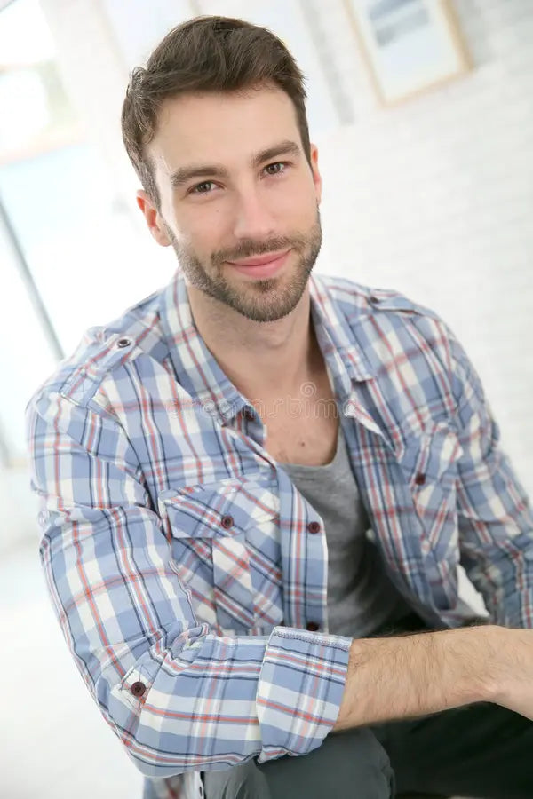 files/retrato-de-un-hombre-joven-que-se-sienta-en-casa-49496018.webp
